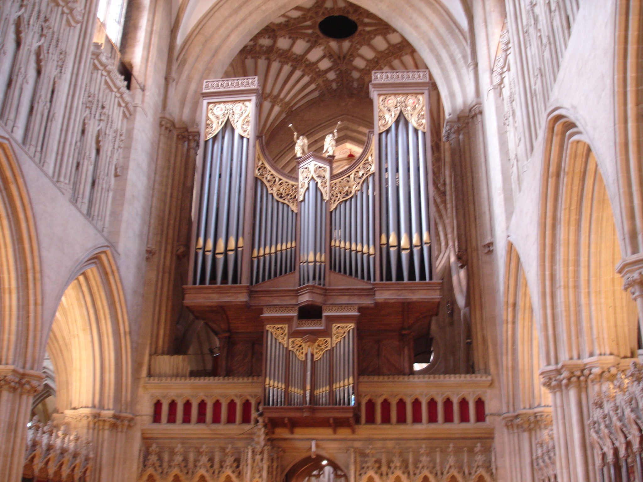 Amazing_organ_at_Wells_Cathedral