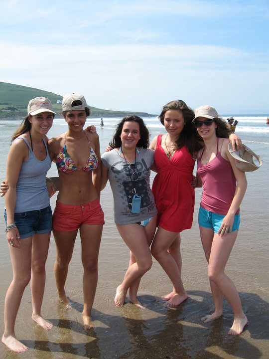 Girls_at_the_beach